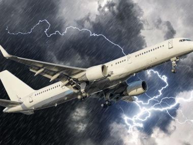 Какво се случва, когато мълния удари самолет?