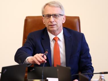 Денков отказва да освободи масово напускащите областни управители