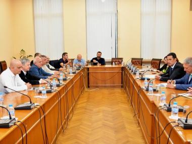 Транспортният министър ще опита да запази нисък данъка за такситата