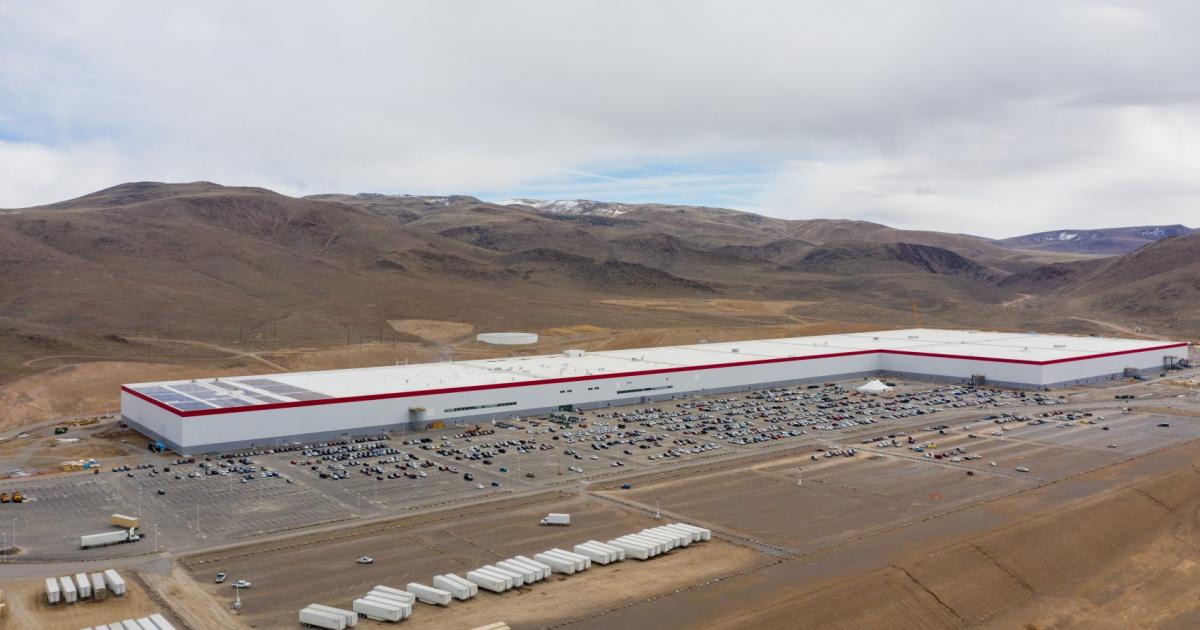 Японският автомобилен производител Toyota започва да използва технологията на Tesla,