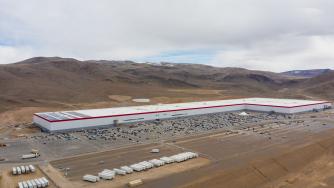 Конкурентите на Tesla масово мигрират към технологиите ѝ