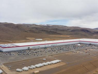 Конкурентите на Tesla масово мигрират към технологиите ѝ