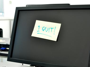 Служителите по света масово напускат в търсене на повече пари