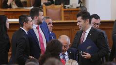 По малко от месец след встъпването в длъжност на редовния коалиционен