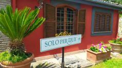 Фойерверки горящи свещи на открито сребърна камбана за призоваване на