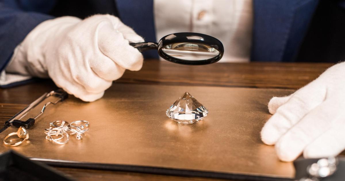 Диамантите бързо губят блясъка си през последните месеци, пише CNBC. Глобалният