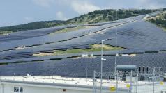 Големите соларни ферми изглеждат зашеметяващо особено ако са във водни