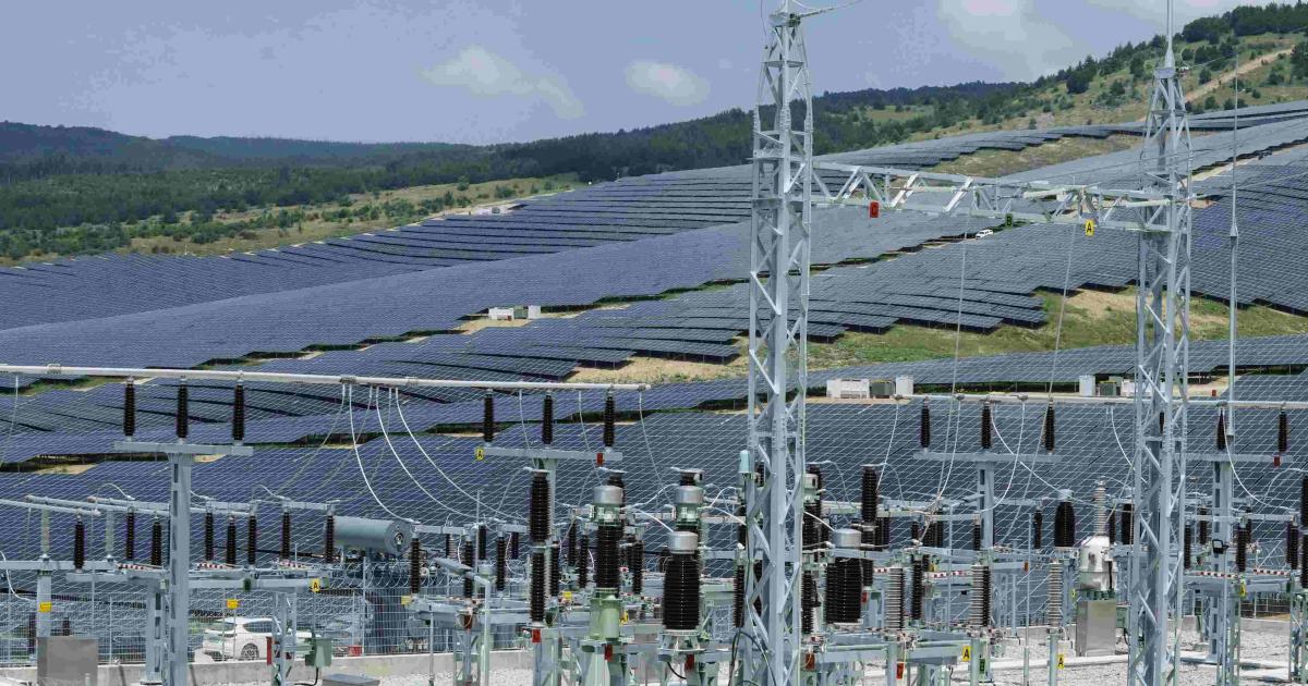 Откриха най-големия соларен парк в БългарияГолемите соларни ферми изглеждат зашеметяващо