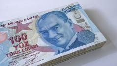 Турската лира отслабна с още 3 в ранната търговия в