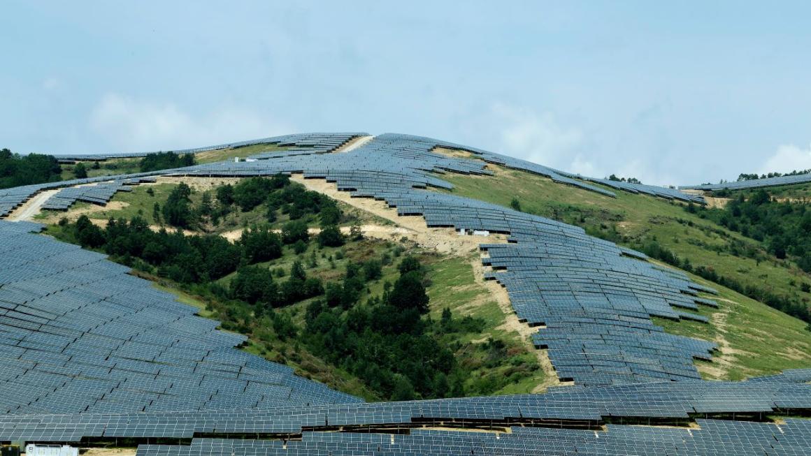 Галерия :: Снимка 8 :: Как изглежда най-големият соларен парк в България (галерия)}