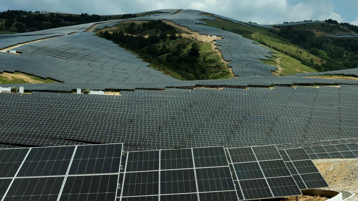 Галерия :: Снимка 1 :: Как изглежда най-големият соларен парк в България (галерия)}