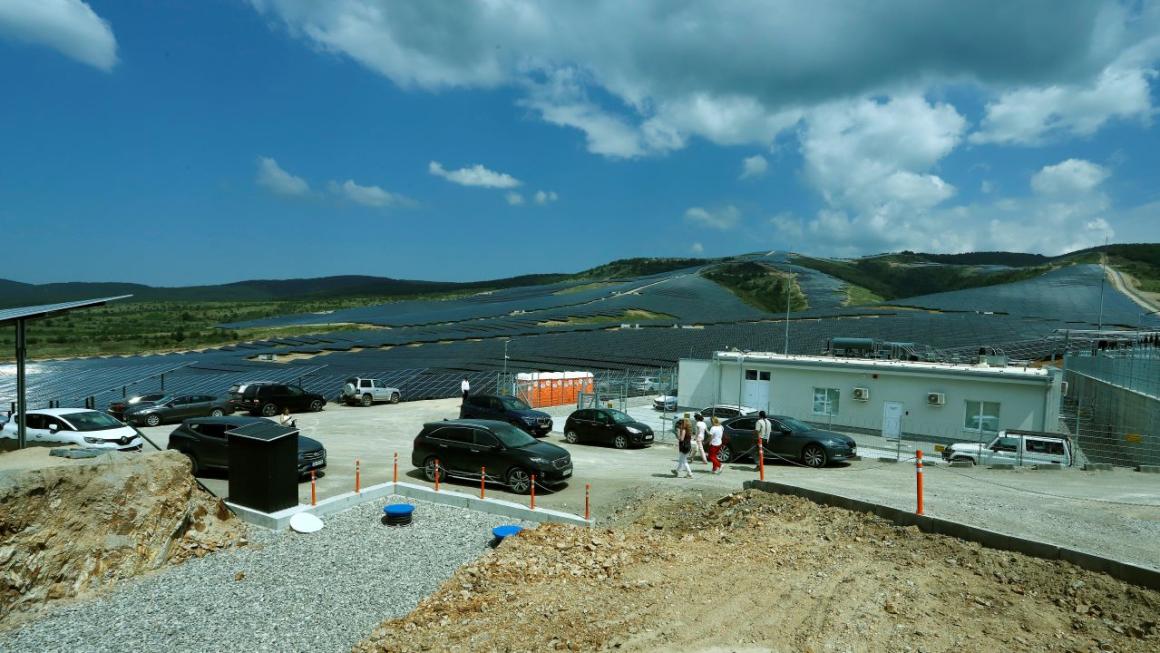 Галерия :: Снимка 2 :: Как изглежда най-големият соларен парк в България (галерия)}