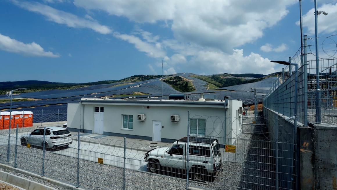 Галерия :: Снимка 3 :: Как изглежда най-големият соларен парк в България (галерия)}