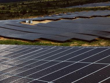 Как изглежда най-големият соларен парк в България (галерия)