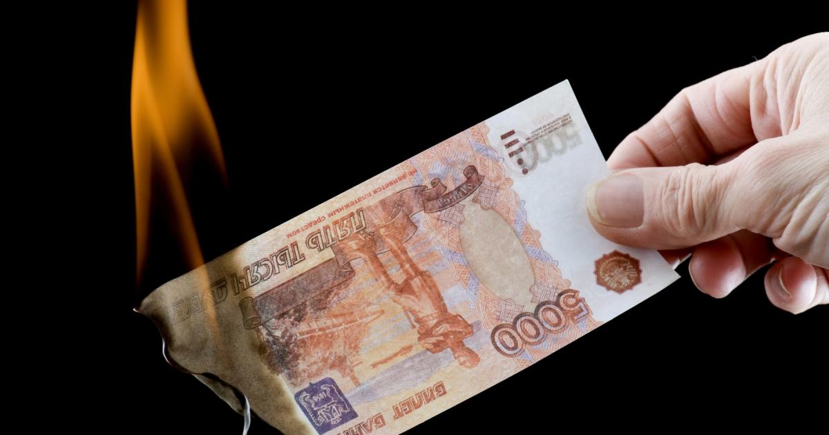 Руската рубла потъна до близо 15-месечно дъно спрямо долара в