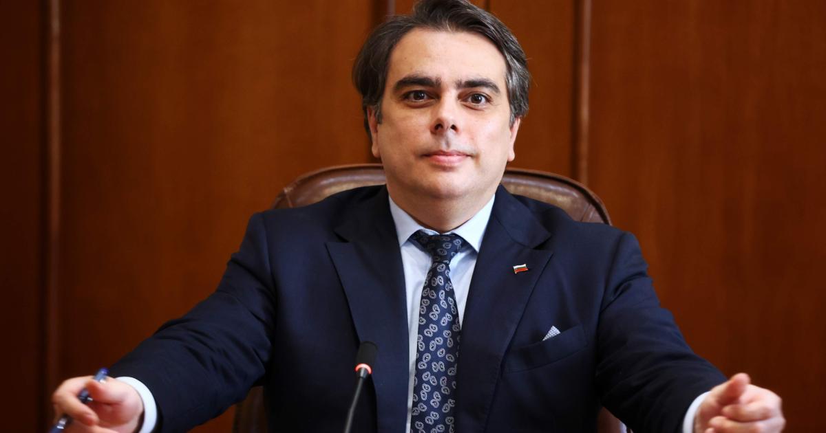 Василев оряза 3.6 млрд. лв. разходи и представи бюджет с