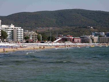 „Чиста е!“: Хотелиери нагазиха в морето, за да привличат туристи