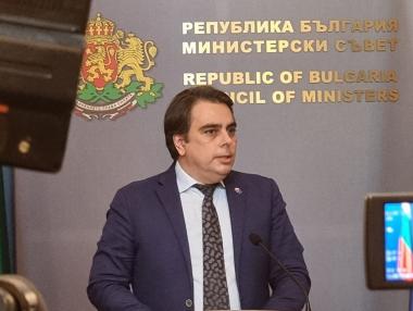 Асен Василев остави увеличението на заплатите в МВР за догодина