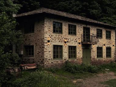 Хранилище за мечти: Мария превръща стара родопска сграда в център за занаяти и изкуство