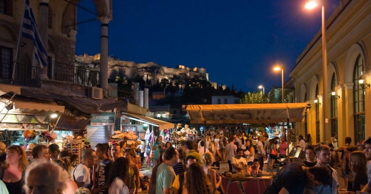 Прекомерният туризъм през летните месеци на популярни гръцки острови като