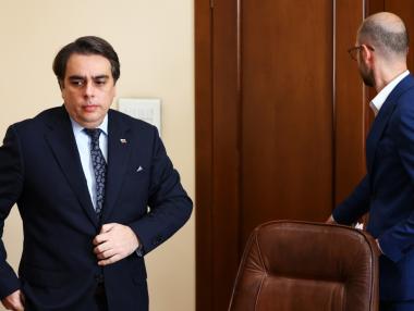 Почти всички нападнаха Асен Василев заради арбитража