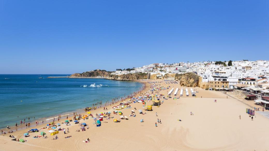 В Португалия ще се глобяват хората, които слушат силно музика на плажа