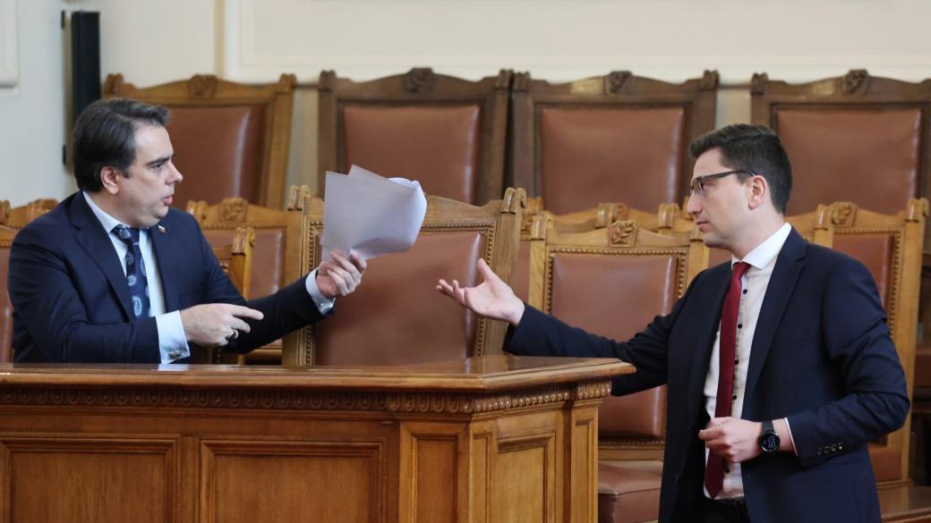 С натиск от ГЕРБ, ДПС и ИТН Асен Василев се отказа да мести арбитража