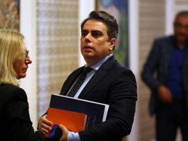С критики за приходите - бюджетът на Асен Василев мина на първо четене