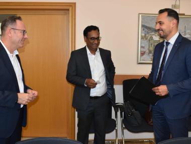 Вечерни новини: Разработчик на софтуер за BMW с офис в София; Камерите в столицата ще глобяват за преминаване на червено