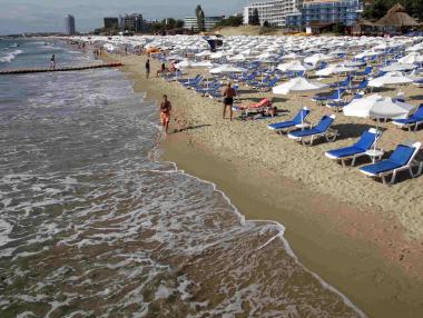Слънце, плаж, вода... и шепа газещи в морето хотелиери