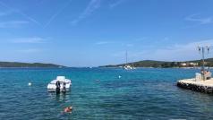 Недокосната дива природа кристално чисто море много плажове малки заливи