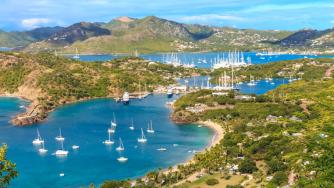 Градът, живеещ под активен вулкан (снимки)