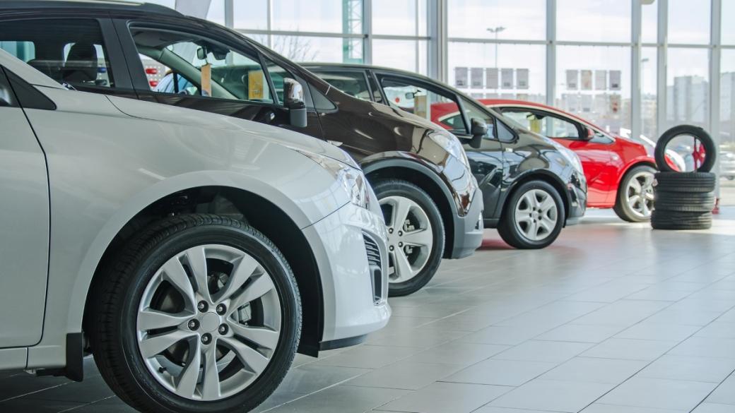 Продажбите на нови коли в България скочиха с близо 40% през юни