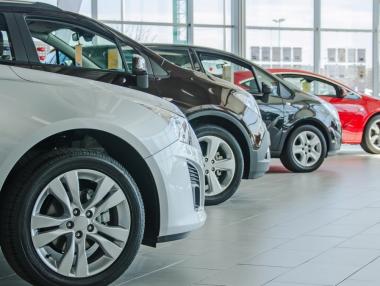 Продажбите на нови коли в България скочиха с близо 40% през юни