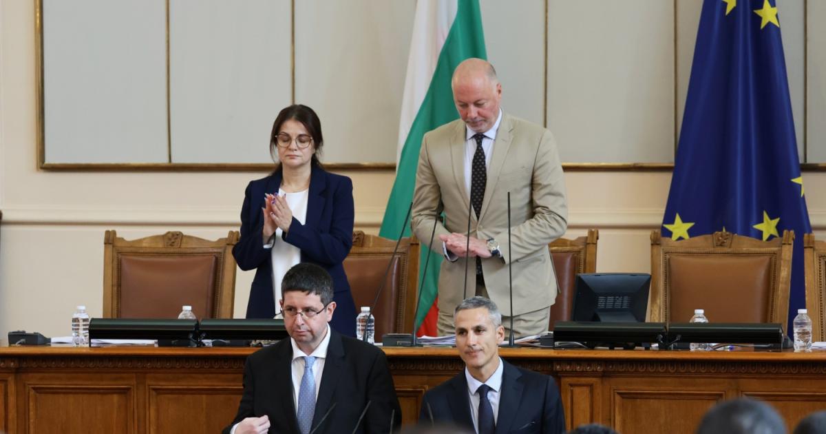 Депутатът от ДПС Петър Чобанов и колегата му от Продължаваме промяната“