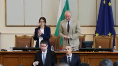 Депутатът от ДПС Петър Чобанов и колегата му от  Продължаваме промяната