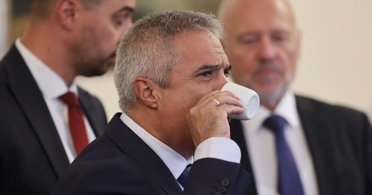 Битовите потребители остават на регулирани цени на тока до края