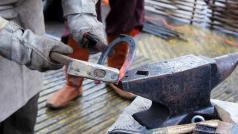 Големите фирми в България ще плащат заплати само по банков