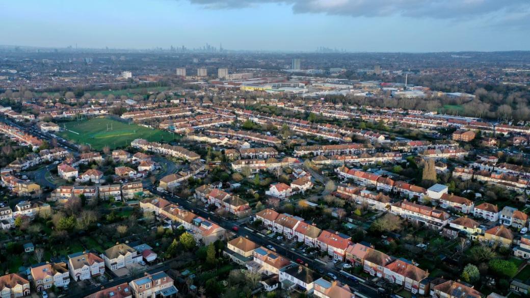 Британските цени на имотите бележат невиждан от 2009 г. спад