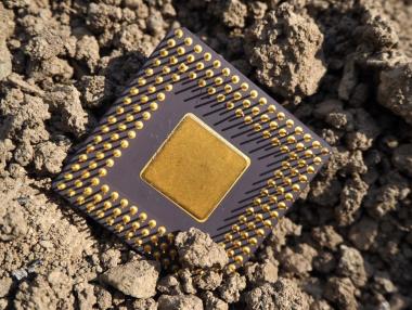 Галий и германий: Какво означава новият ход на Китай във войната с микрочипове