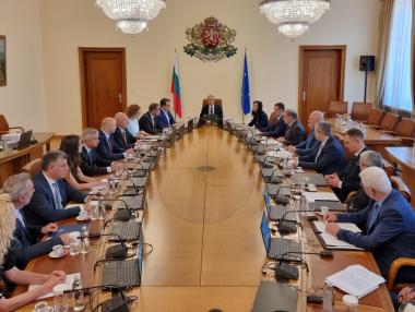 Правителството не знае какво да прави с „порочните“ инхаус процедури и ще пита ЕК