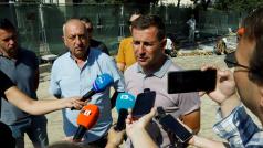 Започналото преди 10 дни пренареждане на емблематичните жълти павета в