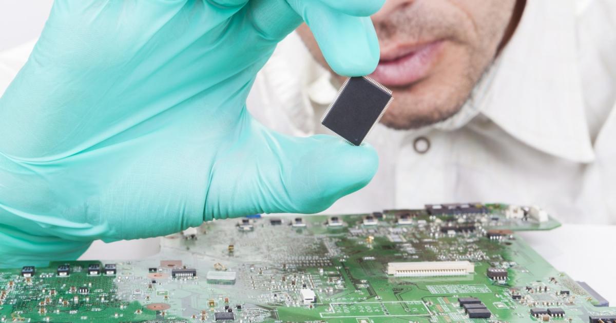 Западните микрочипове, използвани за захранване на смартфони и лаптопи, продължават