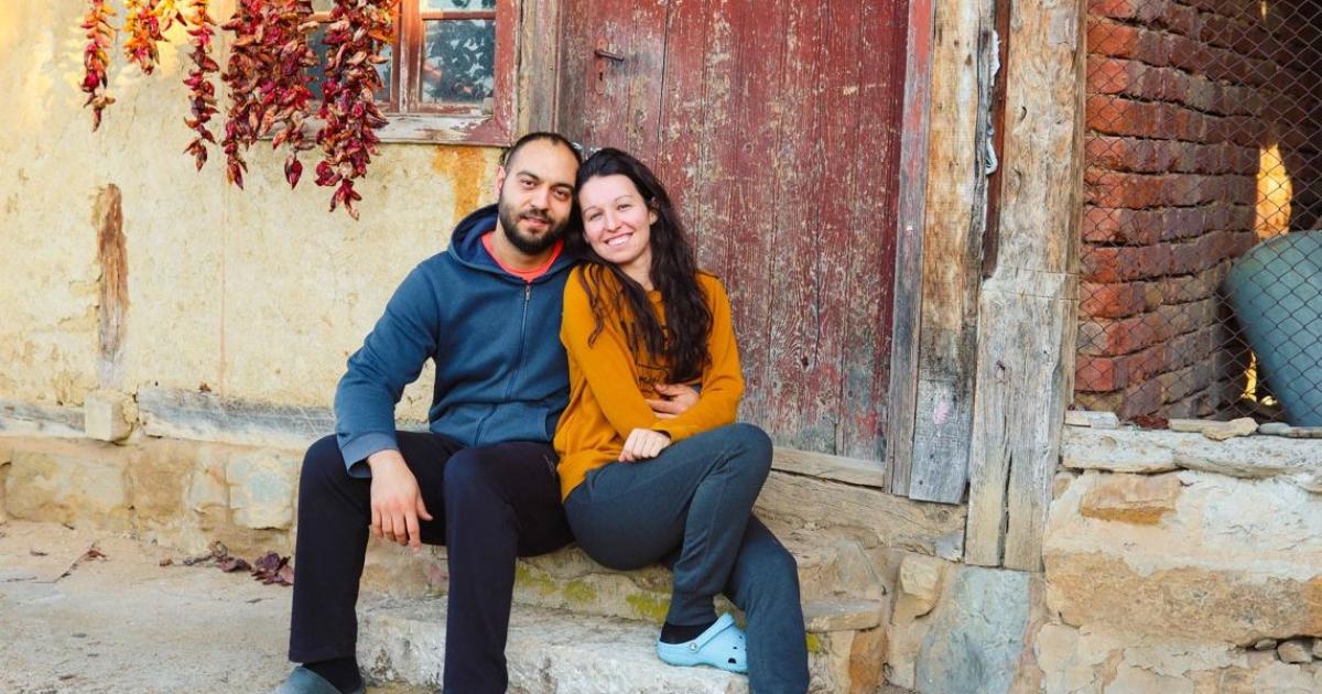 Мони и Цецо – двама млади на село. Звучи като