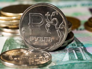 Рублата се обезцени над рекордните 100 за долар