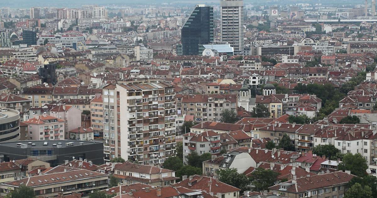 Денят е 17 юли 2023 г., понеделник, а термометрите в