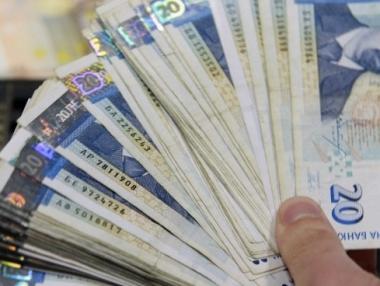 Вечерни новини: Минималната заплата достига 932 лв.; Масово българите нямат пари за „черни дни“