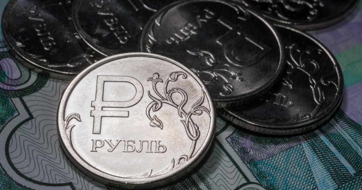 Рублата загуби натрупаните по-рано през деня печалби, след като Централната