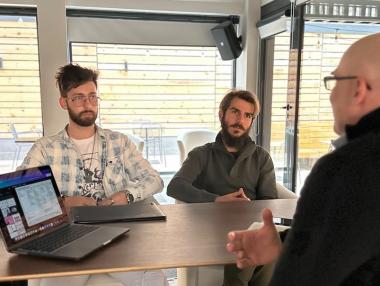 Момчетата, които знаят как да ремонтират пазара за ремонт на компютърна техника