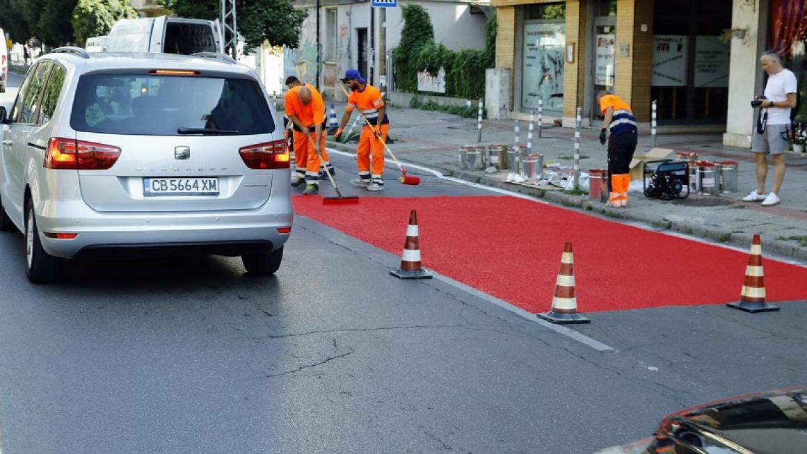 Галерия :: Снимка 0 :: Столична община поставя експериментална червена настилка (снимки)}